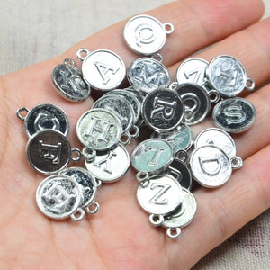 Grosshandel 26 Stk/50 Stk Weiss K Metall Buchstaben Charms, Runde Buchstabenperlen, Anfangsbuchstaben Disc Charms für Mode-Accessoires 12mm