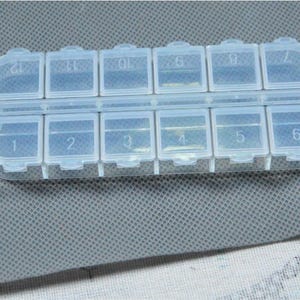Genomskinlig plastlåda, rektangulär plastbehållare för pärlförvaring, fast 12-fackig genomskinlig plastlåda 13x5x2,4 cm