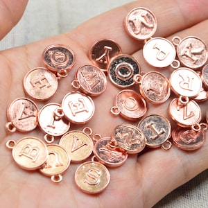26 Stück / 50 Stück Roségold Legierung Buchstabenanhänger, 12mm runde Alphabet Buchstabenanhänger für Bastelarbeiten