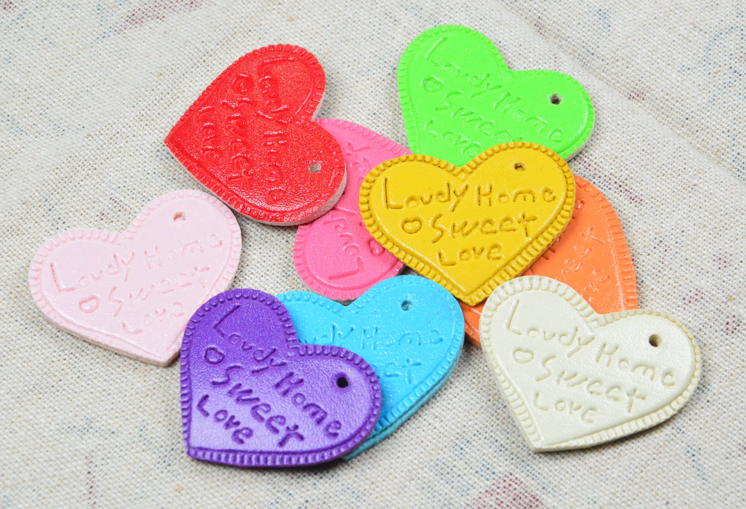 30個 PUレザーハートチャーム、両面Lovdy Home/Sweet Love彫刻