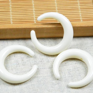 10 pcs/20 pcs Ivory plastic moon charms, crescent Moon pendant 34x36mm