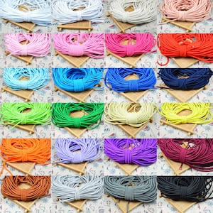 Può includere: Assortimento di 20 bobine di cordoncino elastico colorato. Ogni bobina contiene un colore diverso di cordoncino elastico, tra cui bianco, rosa, rosso, blu, verde, giallo, arancione, viola, marrone e nero.