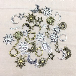 Pode incluir: Uma coleção de pingentes de prata e bronze com designs celestiais, incluindo estrelas, luas e sóis. Os pingentes são perfeitos para fazer joias ou artesanato.