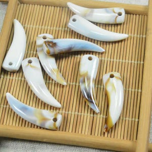 36 pcs brown marbled white plastic teeth charms, curved sharp teeth, faux animal teeth, wolf fangs 12x38mm