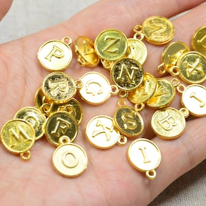 Grosshandel 26 Stück / 50 Stück Buchstabenperlen, Goldlegierung Alphabet Scheiben, runde Buchstabenanhänger für die Schmuckherstellung 12mm