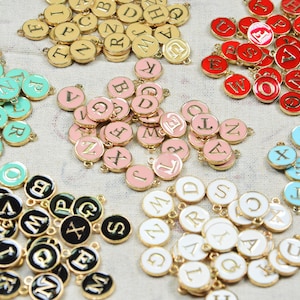 Amuletos de letras de esmalte, letras de aceite de doble cara Letras del alfabeto, 10 PCS Elija su letra y color / 1 conjunto de monedas de 26 letras