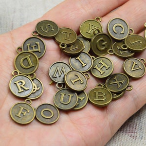 Großhandel 26 Stück 50 Stück Antike Bronze Legierung Buchstaben Charms, runde Anfangsbuchstaben, Buchstabenscheiben 12mm