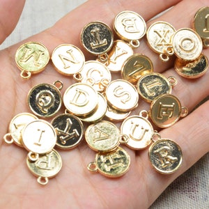 Groothandel 26 stks/50 stks KC goud Metalen letter bedels, Beginletter schijven, ronde Alfabet letter kralen voor DIY armband 12mm
