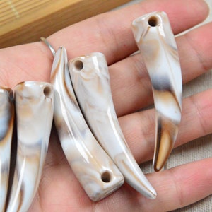 10 pcs Tan marbled Ivory plastic animal teeth pendant, acrylic sharp teeth, wolf teeth, plastic horn charms 57x14mm