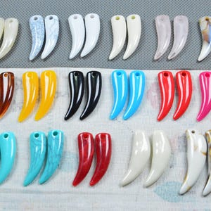 20 piezas de colgantes de dientes de animales de plástico, dientes de lobo afilados, colmillos de cuerno de plástico