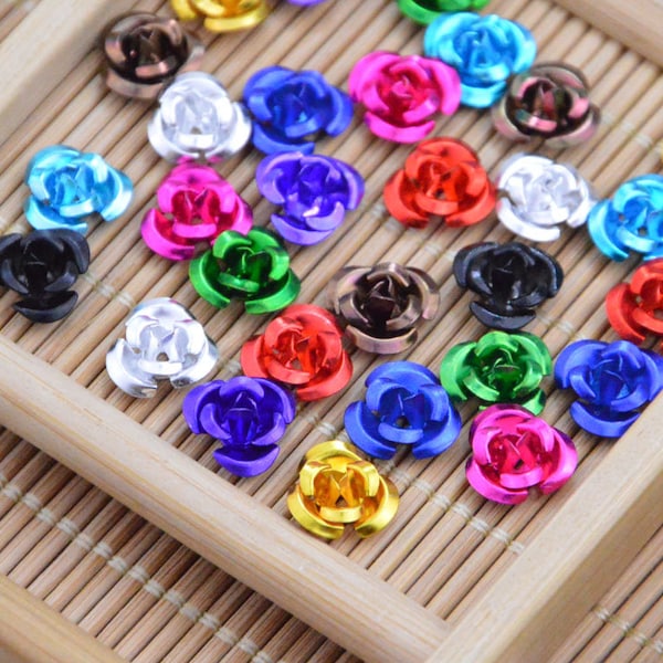 100 fleurs en aluminium de couleurs assorties, mini perles de fleurs en aluminium de 10 mm, cabochons de roses