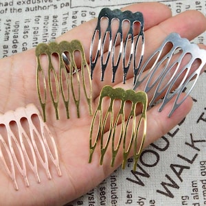 Peut inclure: Plusieurs peignes à cheveux en métal de couleurs variées, or, argent et or rose. Chaque peigne présente des ouvertures ovales et plusieurs dents. Accessoires de coiffure décoratifs pour le bricolage ou l'usage personnel.