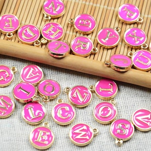 10pcs A-Z Encantos de letras del alfabeto de doble cara, Encantos de disco de letras de esmalte rosa, Encantos iniciales de 12 mm, elija su letra
