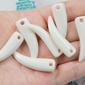 36 piezas de dijes de dientes de animales de plástico marfil, dientes afilados, colgante de dientes de lobo, colmillo de plástico para artesanías de joyería 12 x 38 mm