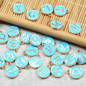 Venta al por mayor 26 o 50 encantos redondos de letras de esmalte azul, encantos de disco de letras iniciales de doble cara Encantos del alfabeto 12 mm