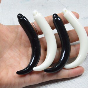 20 piezas de colgante de colmillo de cuerno de plástico grande de color negro/marfil de 72 mm de largo