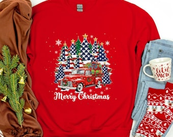 Camiseta, sudadera y sudadera con capucha unisex con diseño de camión rojo vintage navideño con la bandera de EE. UU. y árbol.