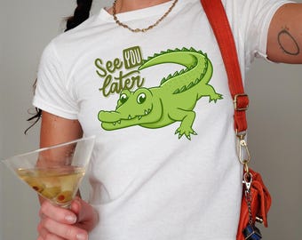 Lateral Gator Shirt, grafisches Alligator Shirt, Retro-Stil Cropped Shirt, flippiges Fashion Statement Shirt, trendiges Kleidungsstück, Vintage 90er Jahre Y2K Baby T-Shirt