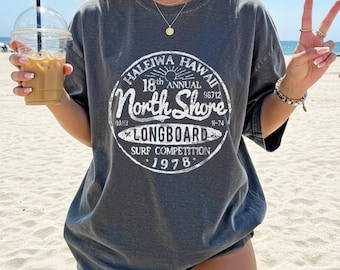 Camiseta de surf retro North Shore con colores cómodos, camiseta con gráfico de surf vintage, camiseta hawaiana de playa, camiseta para amantes del surf, camiseta con vibraciones oceánicas de los años 70, camiseta de verano