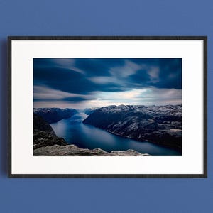 Stampa di fiordi norvegesi, fotografia paesaggistica di Preikestolen, Blue Mountain Vista, arte invernale nordica, Scandinavia, Matthew Lyall Fine Art
