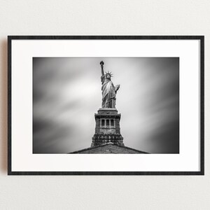 Stampa della Statua della Libertà, Fotografia in bianco e nero di New York, Arte murale di un'icona americana, Punto di riferimento minimalista di New York, Matthew Lyall Fine Art