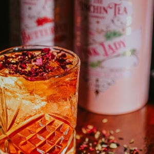 Die Pristine Pink Lady Kräutertee | Rose, Hibiskus, Minze & Lavendel Mischung | Floral lose Blatt | Koffeinfreier Tee | Die Minchin Tea Co.