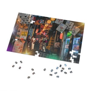 Beco com pequenos Izakaya e máquinas de venda automática - Mahjong e dados - Mulheres em quimonos glamorosos - Quebra-cabeça com 6 peças de formatos diferentes