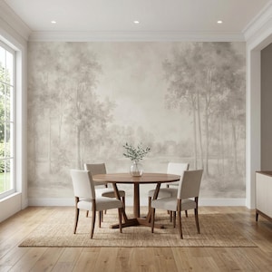 Op de afbeelding: Een eethoek met een ronde houten tafel en vier beige gestoffeerde stoelen. De tafel staat op een geweven vloerkleed en de muur is voorzien van een schilderachtig muurschildering van bomen en een meer. Een vaas met groen staat op de tafel.
