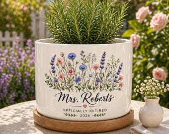 Personalized Retirement Gift for Women, Custom Name Retired 2026 Flower Pot, Retirement Pot for Coworker Teacher Mom, Floral Garden Gift Cup