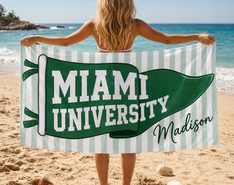 Toalla de playa universitaria personalizada, toalla de piscina con banderín personalizado, regalo para el equipo de último año de la Clase de 2026, toalla de graduación con espíritu universitario.
