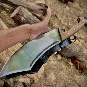 Custom handle of a handmade machete knife showing ergonomic design and secure grip. The full tang structure ensures the blade is safely locked in, ideal for tough tasks. A perfect gift for him, whether for birthdays, Father’s Day, or outdoor adventures. Stylish, functional, and handcrafted with care.