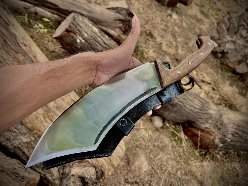 Custom handle of a handmade machete knife showing ergonomic design and secure grip. The full tang structure ensures the blade is safely locked in, ideal for tough tasks. A perfect gift for him, whether for birthdays, Father’s Day, or outdoor adventures. Stylish, functional, and handcrafted with care.