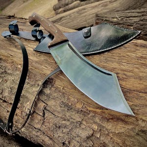 Close-up view of a 1095 carbon steel machete, hand-forged for strength and edge retention. The full tang construction adds stability, making it perfect for outdoor work like clearing brush or camping tasks. A great gift for men who value strong tools with traditional craftsmanship and reliable performance.