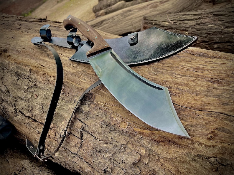 Close-up view of a 1095 carbon steel machete, hand-forged for strength and edge retention. The full tang construction adds stability, making it perfect for outdoor work like clearing brush or camping tasks. A great gift for men who value strong tools with traditional craftsmanship and reliable performance.