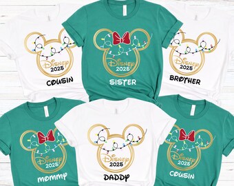 2025年ディズニークリスマスシャツ、クリスマスディズニーTシャツ、ディズニークリスマスバケーションシャツ、カスタムディズニークリスマスシャツ、ディズニークリスマスファミリーシャツ
