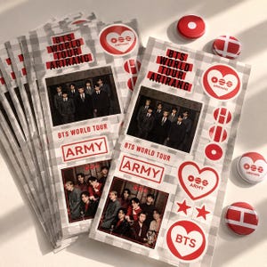Pode incluir: Uma coleção de autocolantes e botões com o tema BTS World Tour ARIRANG. Os autocolantes apresentam fotos da banda, o texto "BTS WORLD TOUR ARIRANG" e a palavra "ARMY". Os botões são vermelhos e brancos.