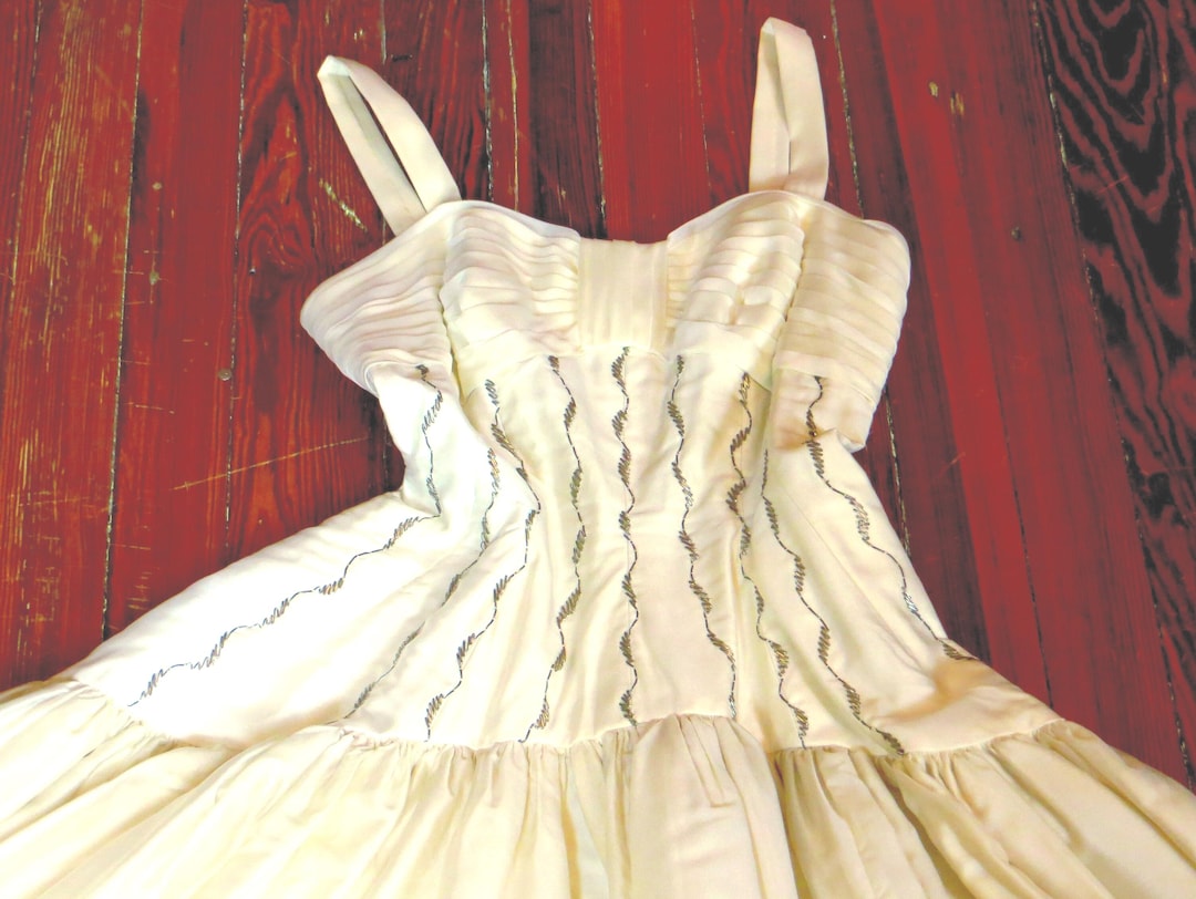 SALE Carrie Bradshaw 50s Cream Silk Satin Metallic Ball Gown/Prom, Red Carpet Ready SALE Carrie Bradshaw 50s Cream Silk Satin Metallic Ball Gown/Prom, Red Carpet Ready