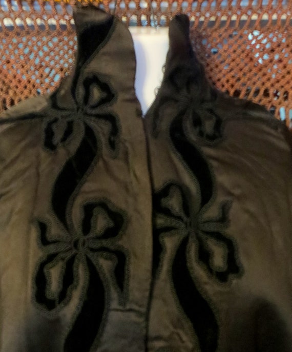 Stunning Victorian/Edwardian Black Silk Cape w/Ve… - image 8