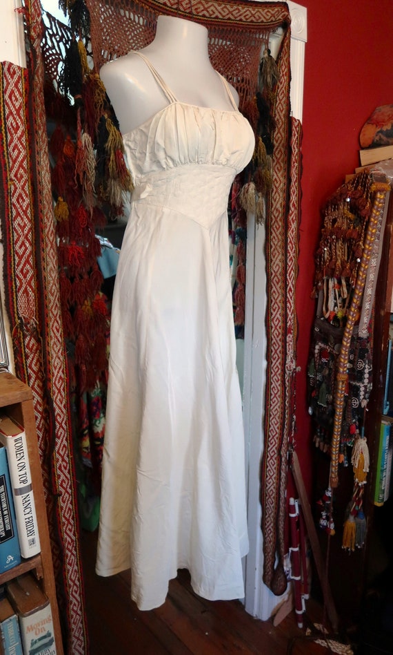 Fab 40s/50s White Satin Rayon (?) Long Dress w/Pl… - image 2