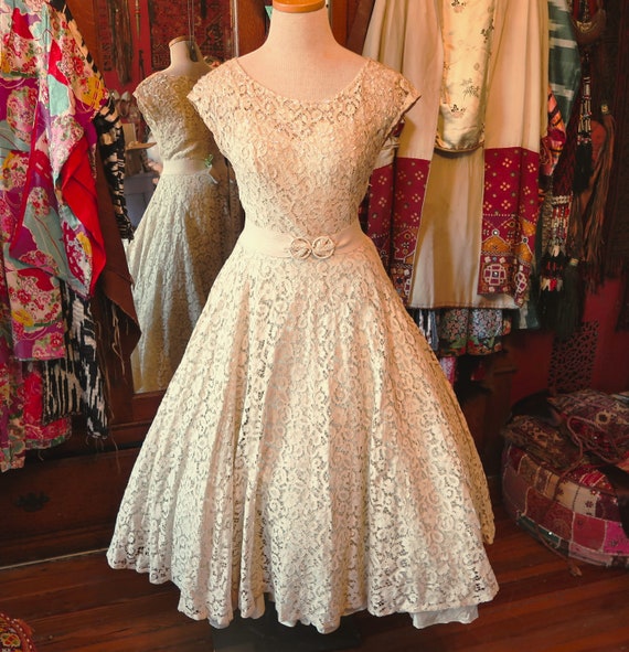 Gorgeous 1940s/50s Ecru Lace Fit and Flare Party D