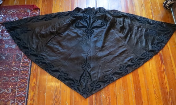 Stunning Victorian/Edwardian Black Silk Cape w/Ve… - image 3