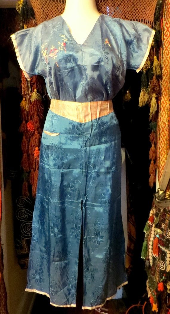 1930s/40s Blue and Pink Asian Silk Embroidered Be… - image 2