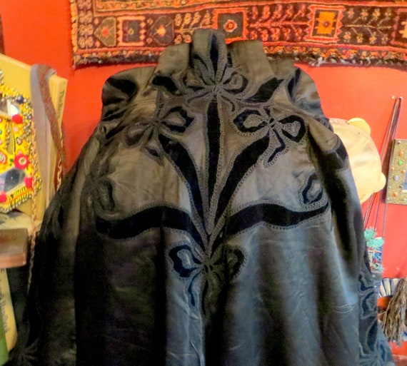 Stunning Victorian/Edwardian Black Silk Cape w/Ve… - image 1