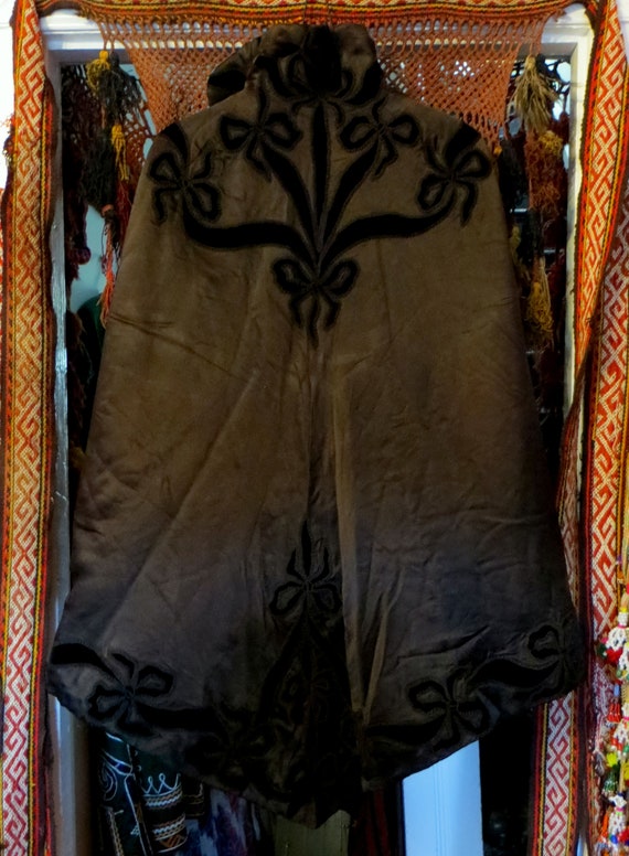 Stunning Victorian/Edwardian Black Silk Cape w/Ve… - image 4