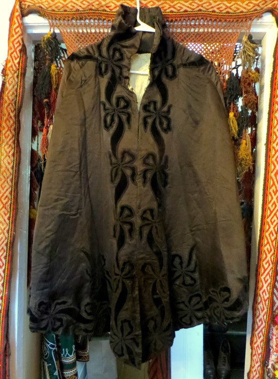 Stunning Victorian/Edwardian Black Silk Cape w/Ve… - image 2