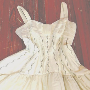 carrie bradshaw white silk dress DRESS: @calvinklein Unique Carrie Bradshaw's LookBook! Only for 33$! Link in bio! . . . . . . . . . . . . . #sarahjessicaparker #sexandthecity #newyork #manhattan #carriebradshawstyle #90sstyle #90saesthetic #