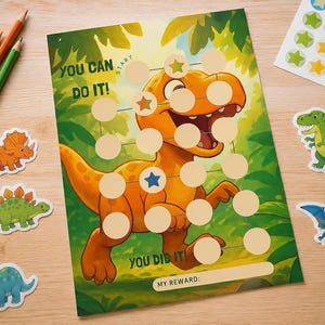 Op de afbeelding: Een beloningskaart met dinosaurus-thema, voorzien van een grote oranje T-Rex illustratie, een raster van cirkelvormige vakjes voor stickers, en de tekst "YOU CAN DO IT!" en "YOU DID IT!" samen met "MY REWARD:". Inclusief losse dinosaurusstickers en kleurpotloden.