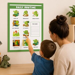 Op de afbeelding: Een rechthoekige wandposter met de titel DAILY ROUTINE en een groene rand. Het bevat acht geïllustreerde groene dinosaurusfiguren die taken uitvoeren, gelabeld met WAKE UP, BREAKFAST, BRUSH TEETH, GET DRESSED, AT SCHOOL, PLAY OUTSIDE, HOMEWORK, WATCH TV, SHOWER en BEDTIME.
