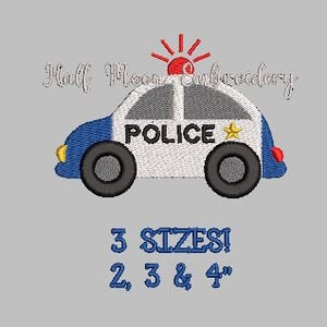 Könnte beinhalten: Gestickte Darstellung eines blauen und weißen Polizeiautos mit rotem Licht auf dem Dach. Das Auto trägt die Aufschrift "POLICE" an der Seite. Das Design ist in 3 Größen erhältlich: 2, 3 und 4 Zoll.