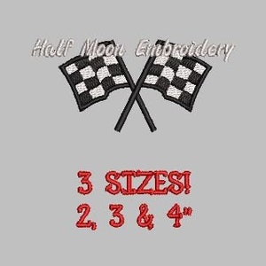Puede incluir: Dos banderas de carreras a cuadros en blanco y negro cruzadas. El texto "3 SIZES! 2, 3 & 4" está debajo de las banderas.